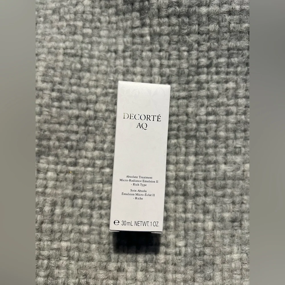 Decorte AQ: Absolue Treatment: Micro- Radiance Emulsion II (30ml)